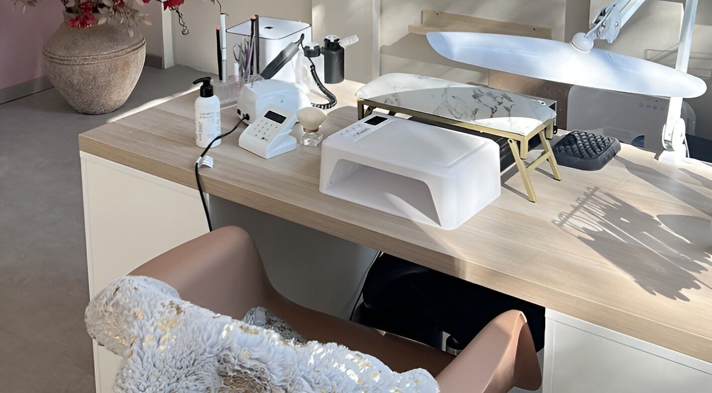 Elegante Nagelstation bei Madina Isra Beauty in Dortmund, Nordrhein-westfalen, DE, perfekt für Nagelpflege.