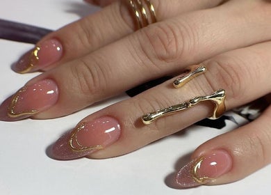 Manicura con detalles dorados en Nails & Lashes Studio By Roxana Suares, Willemstad, Curaçao, CW.