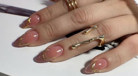 Manicura con detalles dorados en Nails & Lashes Studio By Roxana Suares, Willemstad, Curaçao, CW.