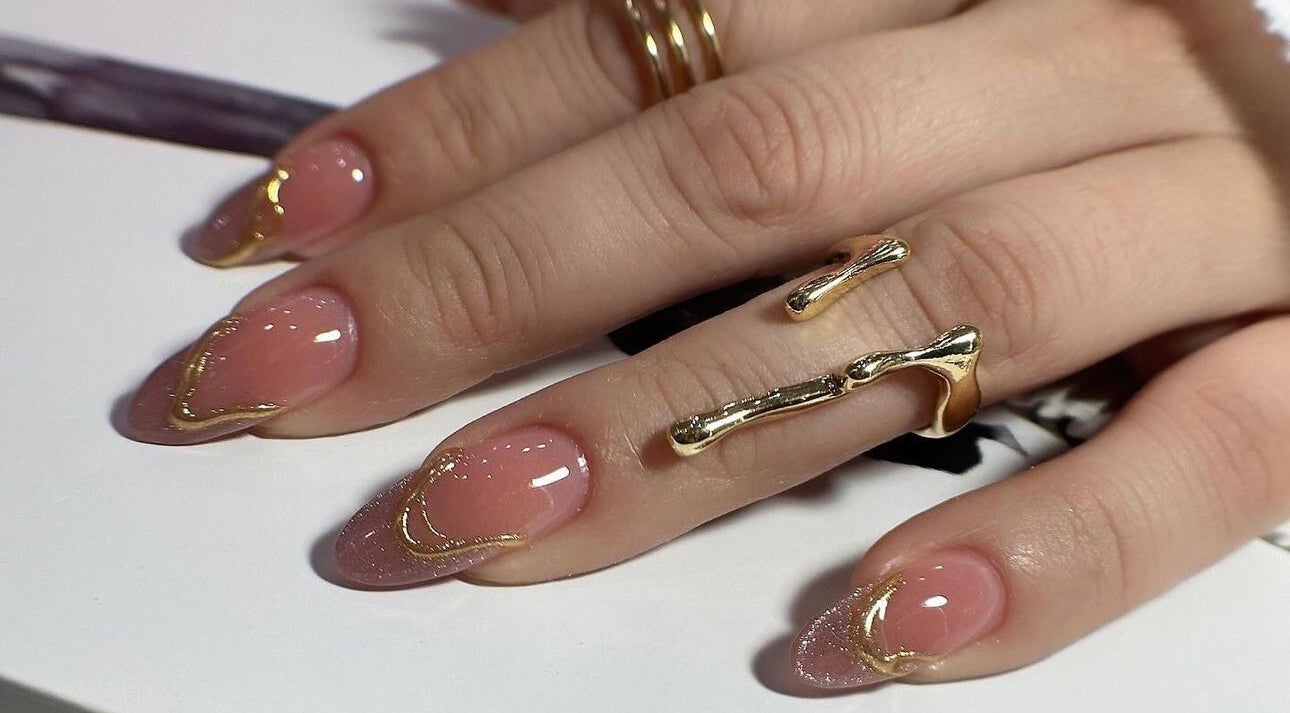 Manicura con detalles dorados en Nails & Lashes Studio By Roxana Suares, Willemstad, Curaçao, CW.