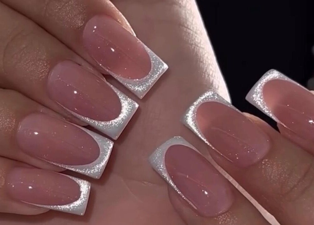 Uñas francesas brillantes en Nails & Lashes Studio By Roxana Suares, Willemstad, Curaçao, CW.