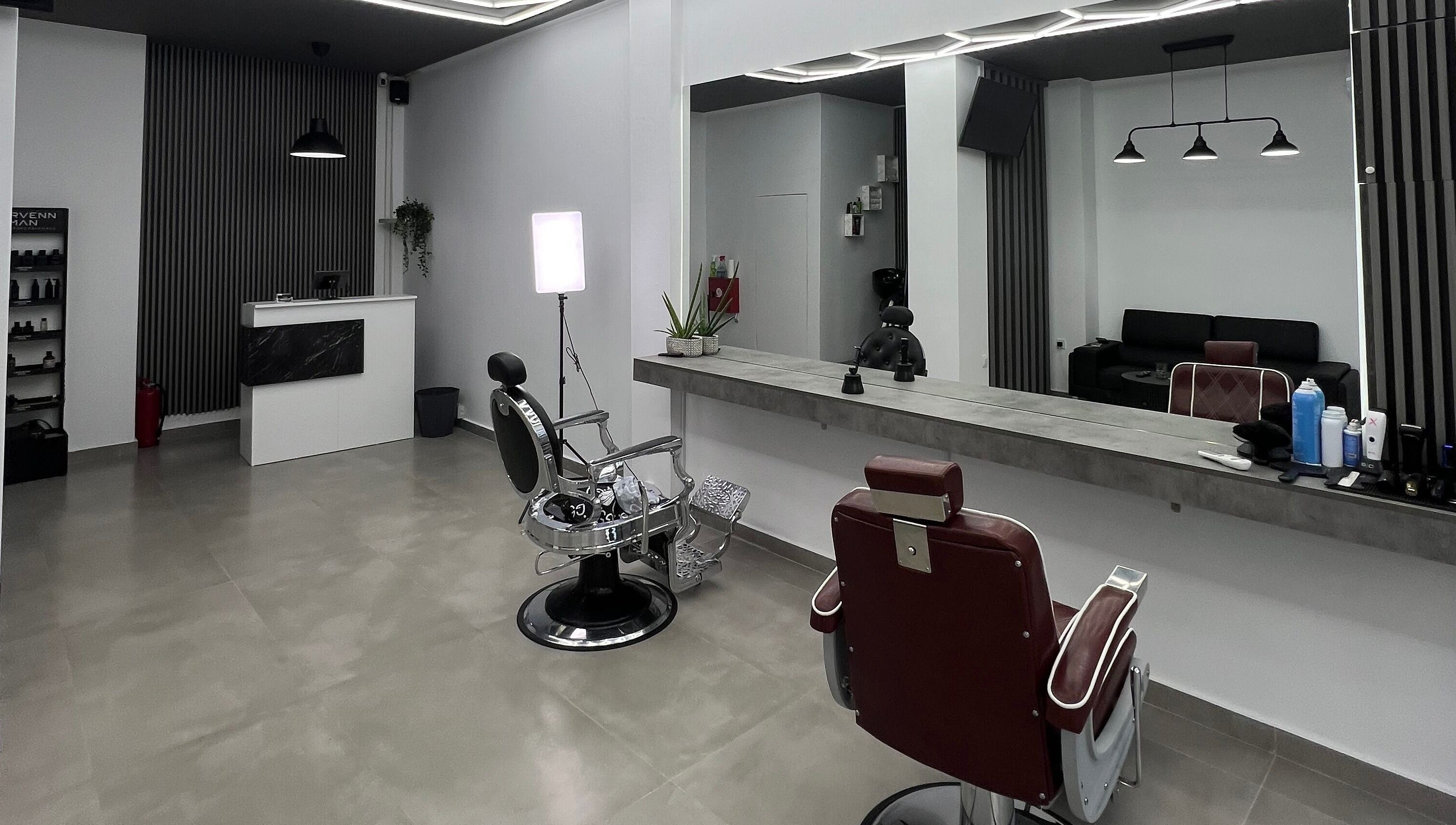 Εσωτερικό του Van Barber Shop, Κουφάλια, GR, μοντέρνα διακόσμηση με καρέκλες κουρέα και καθρέφτες.
