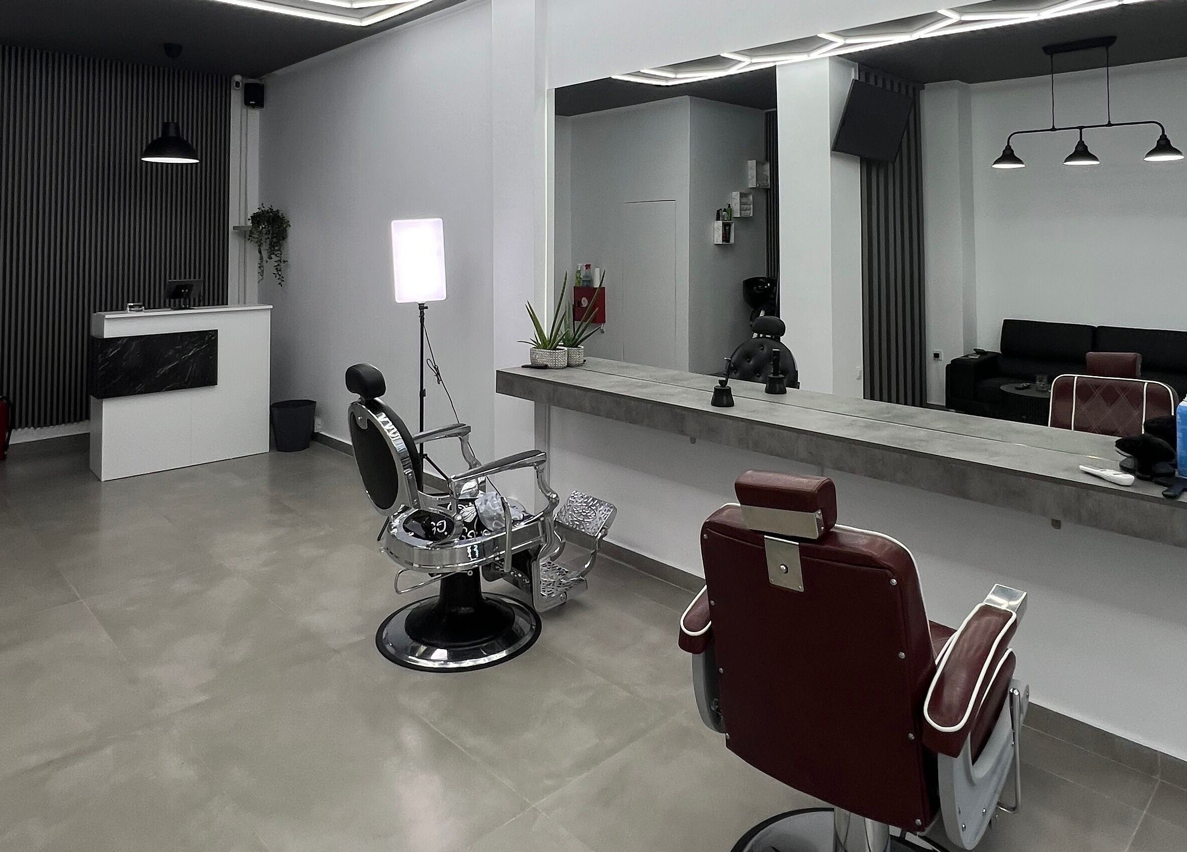 Εσωτερικό του Van Barber Shop, Κουφάλια, GR, μοντέρνα διακόσμηση με καρέκλες κουρέα και καθρέφτες.