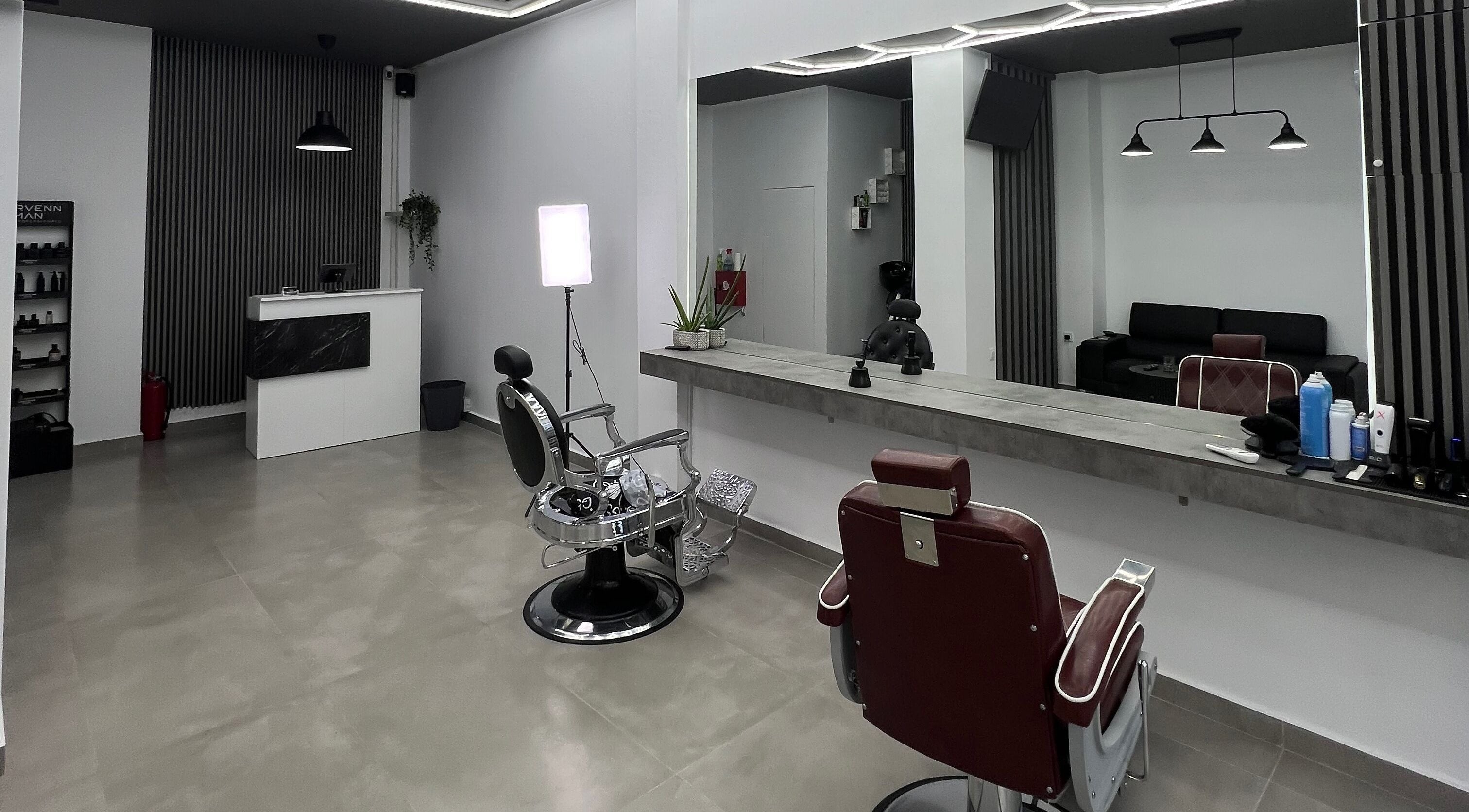 Εσωτερικό του Van Barber Shop, Κουφάλια, GR, μοντέρνα διακόσμηση με καρέκλες κουρέα και καθρέφτες.