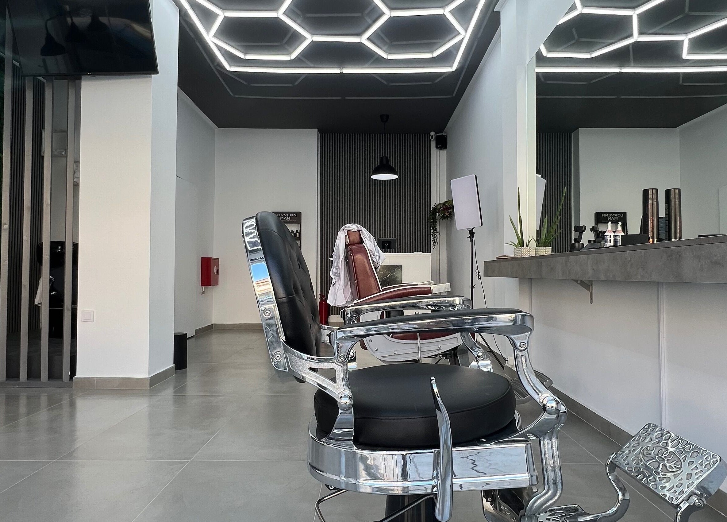 Μοντέρνα καρέκλα κομμωτηρίου στο Van Barber Shop, Κουφάλια, GR.