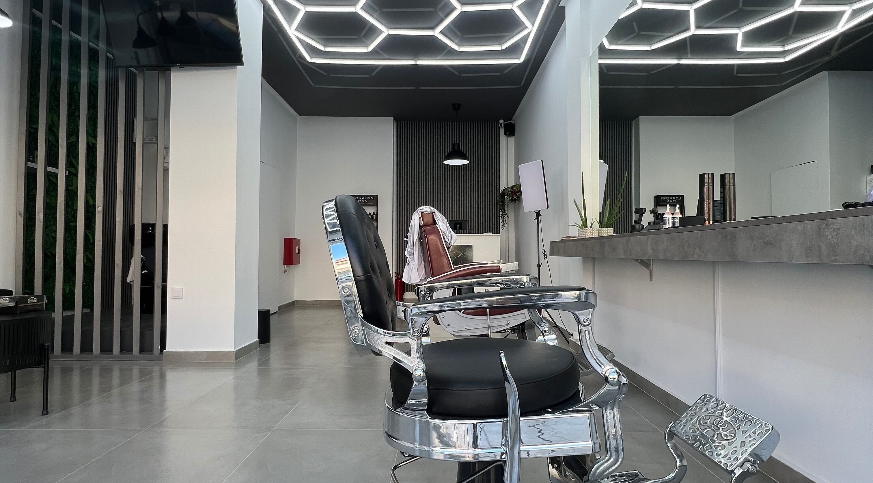 Μοντέρνα καρέκλα κομμωτηρίου στο Van Barber Shop, Κουφάλια, GR.