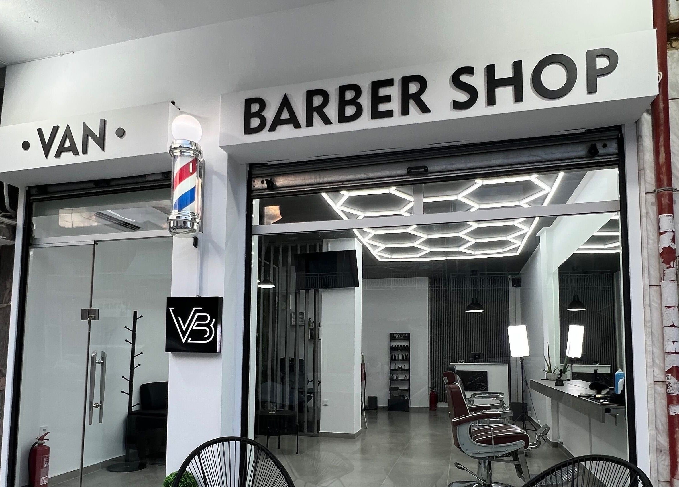 Η εξωτερική είσοδος του Van Barber Shop στην Κουφάλια, GR με φωτεινή, μοντέρνα διακόσμηση.