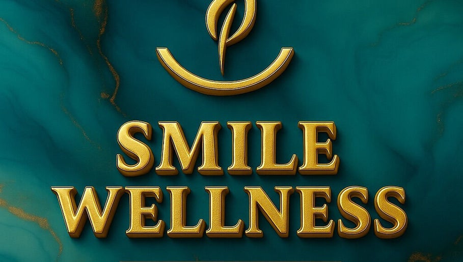 Logotipo dorado de Smile Wellness sobre fondo verde en Barcelona, Catalunya, ES.