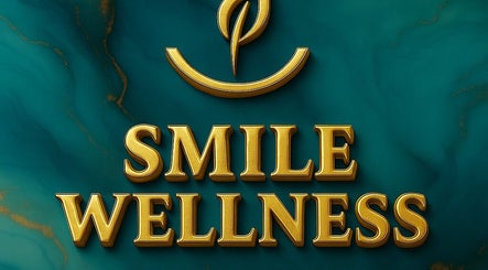 Logotipo dorado de Smile Wellness sobre fondo verde en Barcelona, Catalunya, ES.
