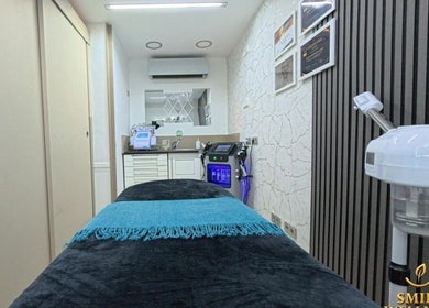 Habitación de tratamiento en Smile Wellness, Barcelona, Catalunya, ES, con cama azul y equipo moderno.
