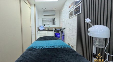Habitación de tratamiento en Smile Wellness, Barcelona, Catalunya, ES, con cama azul y equipo moderno.