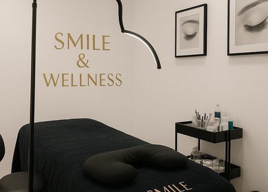 Sala de tratamiento acogedora en Smile Wellness, Barcelona, Catalunya, ES, con cama y decoración relajante.
