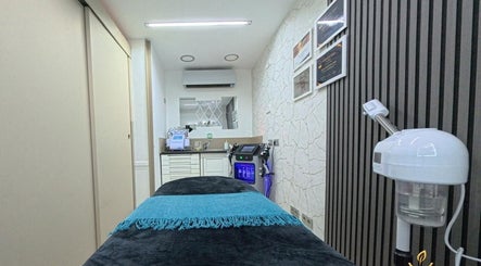 Sala de tratamientos en Smile Wellness, Barcelona, Catalunya, ES con equipos modernos y decoración elegante.