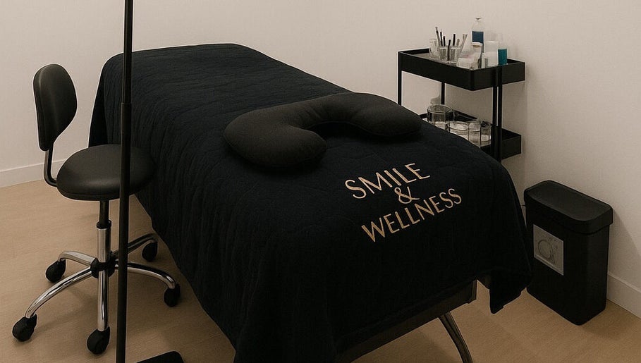 Sala de terapia en Smile Wellness, Barcelona, Catalunya, ES, con camilla negra y silla ergonómica.