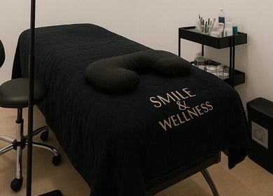 Sala de terapia en Smile Wellness, Barcelona, Catalunya, ES, con camilla negra y silla ergonómica.