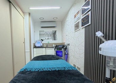 Sala de tratamiento en Smile Wellness, Barcelona, Catalunya, ES, con cama y equipo moderno.