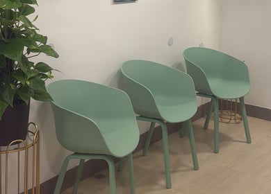 Sillas verdes en Smile Wellness, Barcelona, Catalunya, ES, creando un ambiente acogedor.