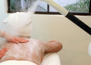 Terapia de masaje en Smile Wellness, Barcelona, Catalunya, ES, brindando relajación total.