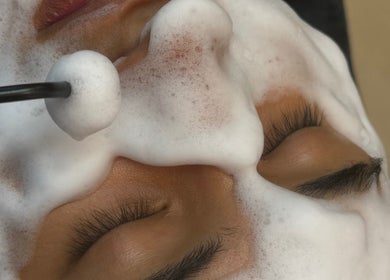 Tratamiento facial con espuma en Smile Wellness, Barcelona, Catalunya, ES, destacando relajación y cuidado de la piel.