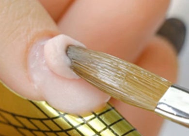 Proceso de aplicación de uñas acrílicas en Smile Wellness, Barcelona, Catalunya, ES.