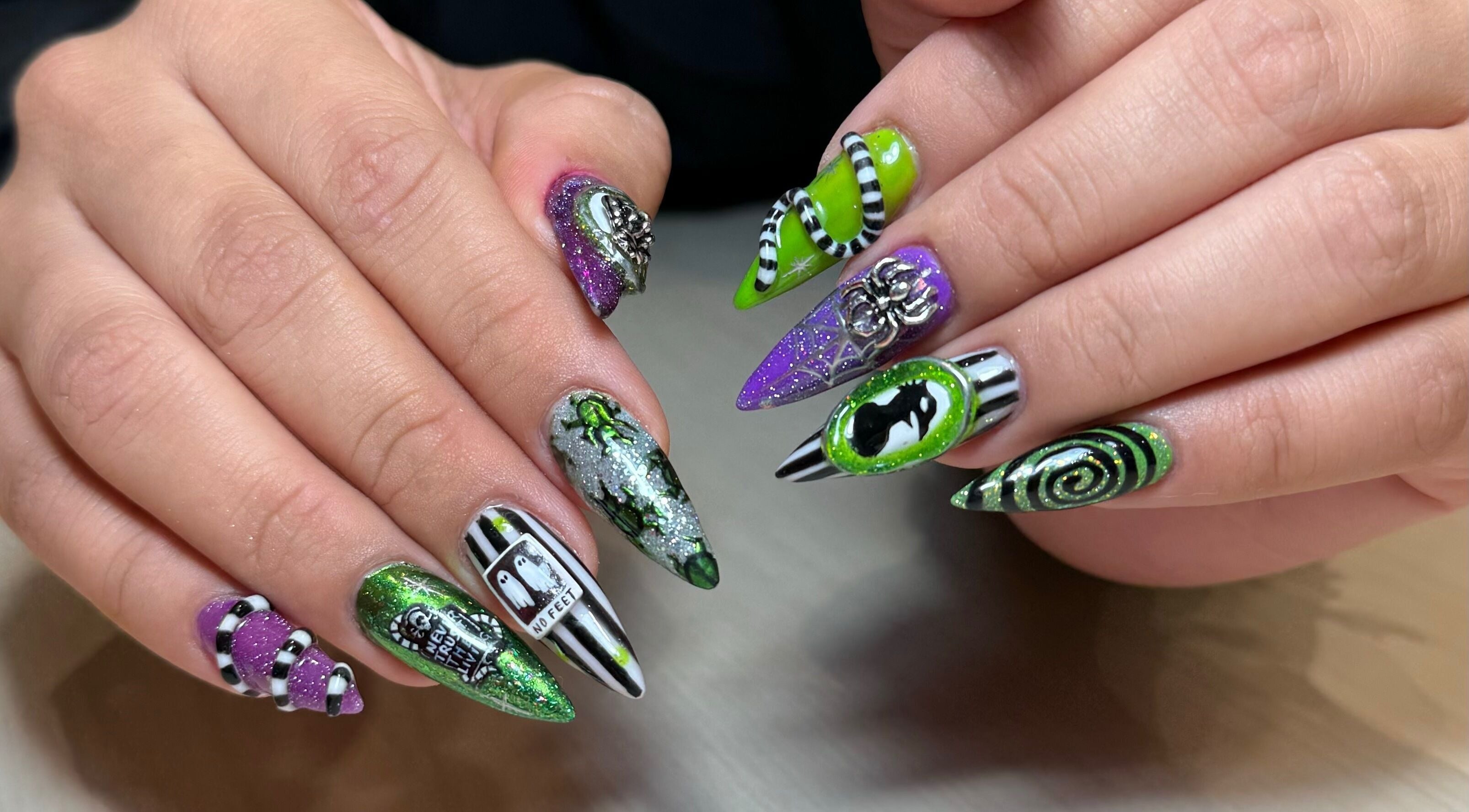 Diseño de uñas verde y púrpura en We are Beauty, Ciudad De México, Ciudad De México, MX.