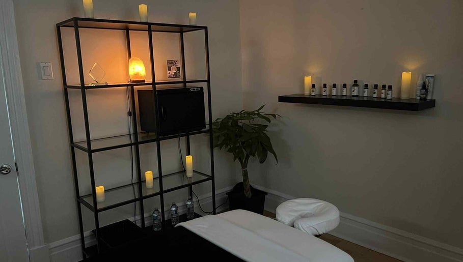 Cozy massage room at Massotherapie - Sophia F. in Sainte-anne-de-bellevue, Québec, CA, with calming decor.