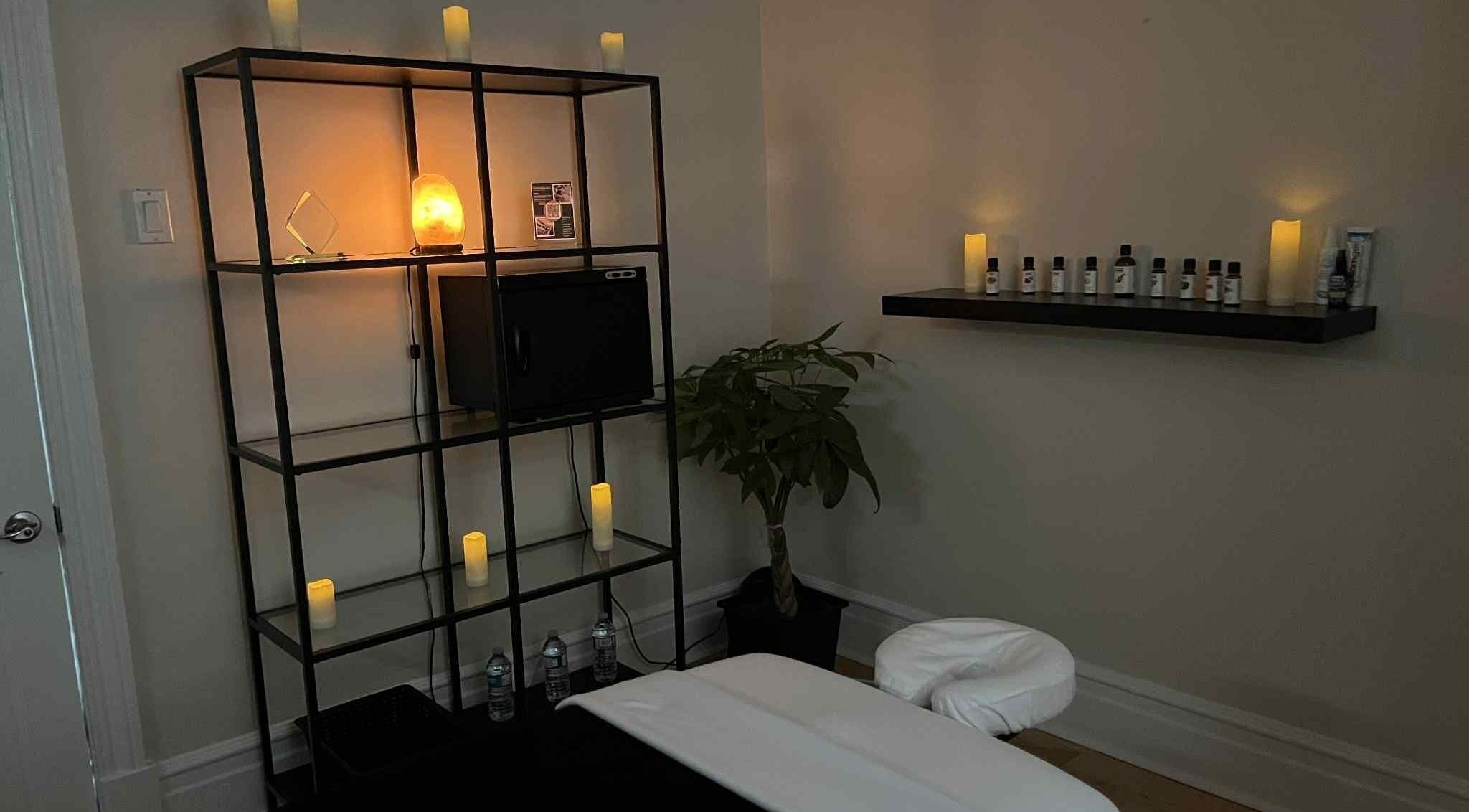 Cozy massage room at Massotherapie - Sophia F. in Sainte-anne-de-bellevue, Québec, CA, with calming decor.