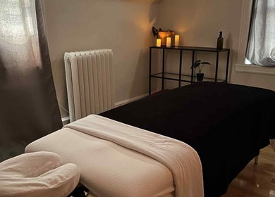 Relaxing massage room at Massotherapie - Sophia F., Sainte-anne-de-bellevue, Québec, CA with dim light and cozy setup.