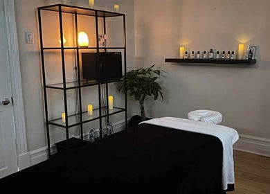 Cozy massage room at Massotherapie - Sophia F. in Sainte-anne-de-bellevue, Québec, CA with candles and relaxing decor.