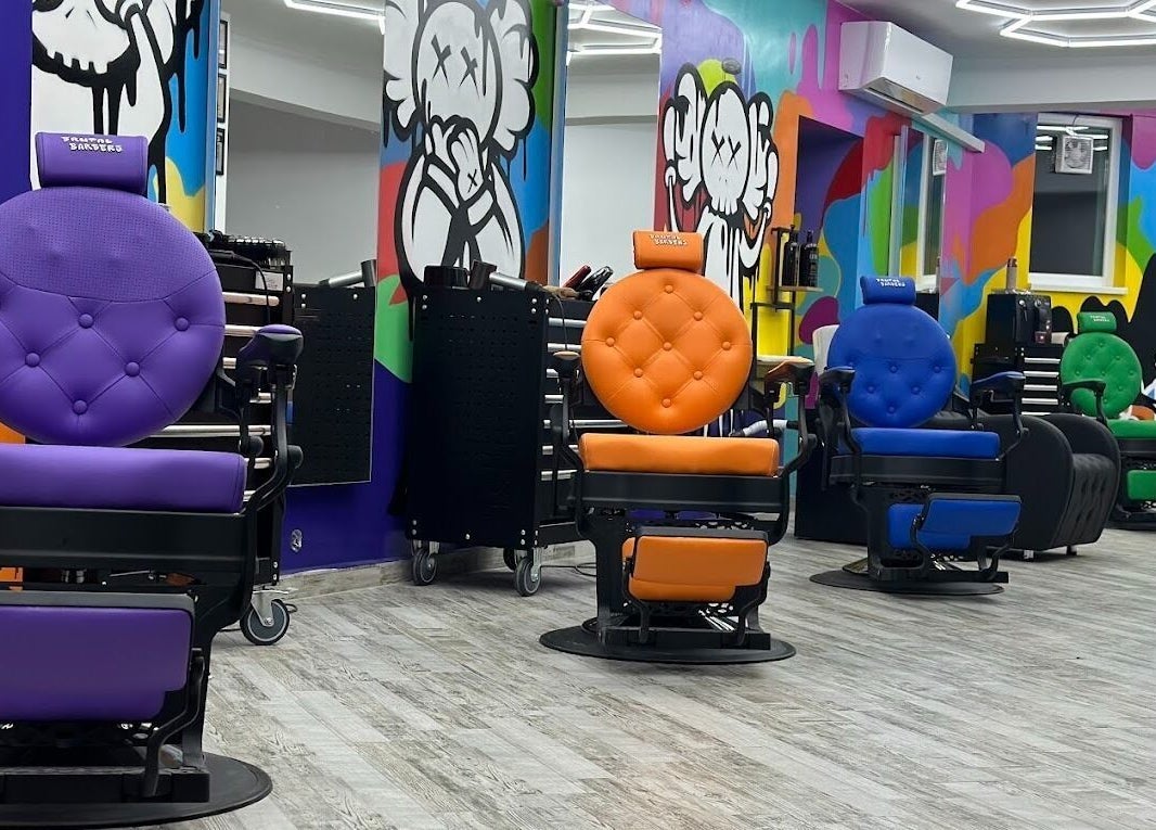 Модерни бръснарски столове в Brutal Barbers Barbershop, Varna, Varna, BG с цветни графити.