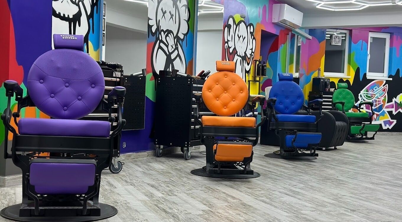 Модерни бръснарски столове в Brutal Barbers Barbershop, Varna, Varna, BG с цветни графити.