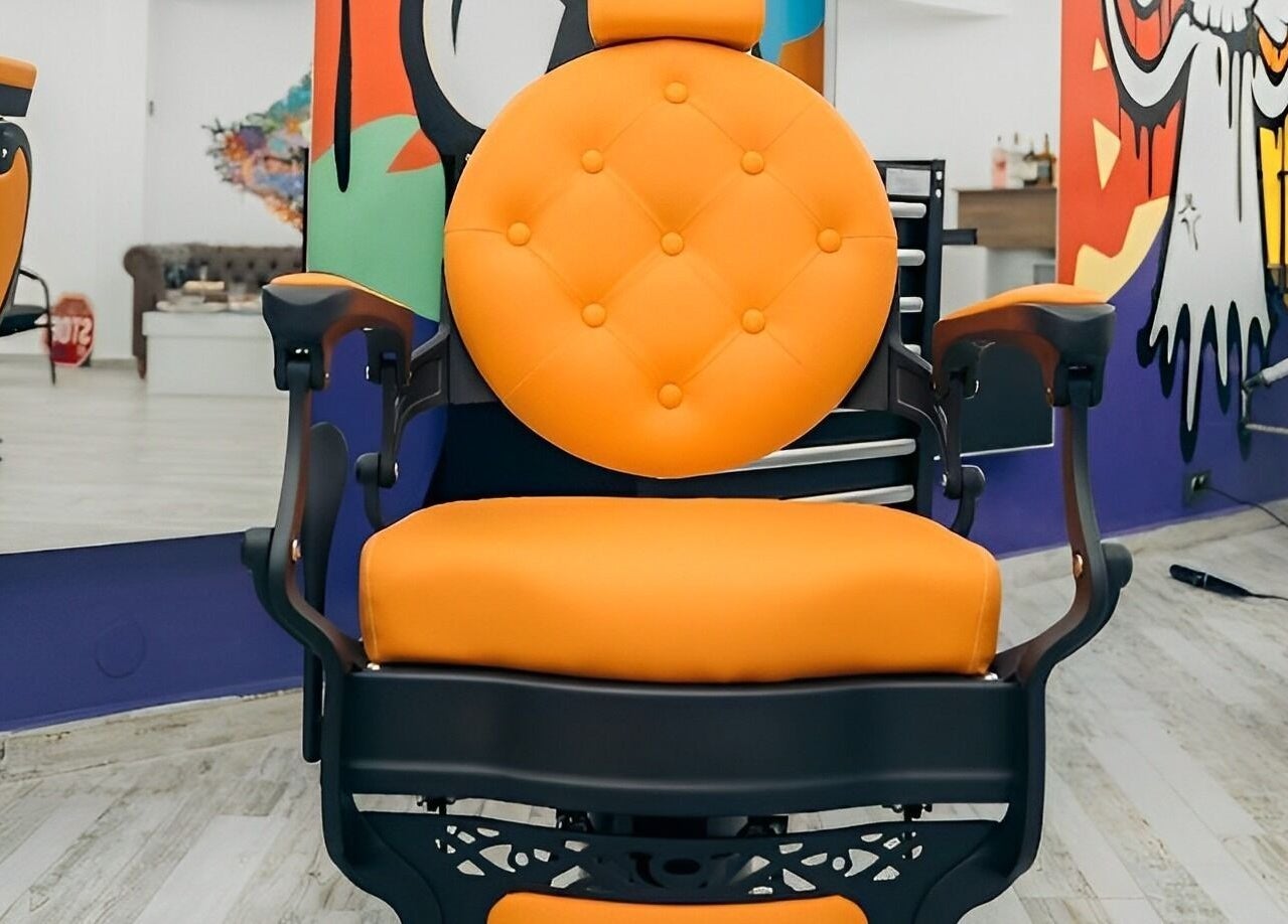 Модерен оранжев бръснарски стол в Brutal Barbers Barbershop, Варна, Варна, BG. Цветна стена на фон.