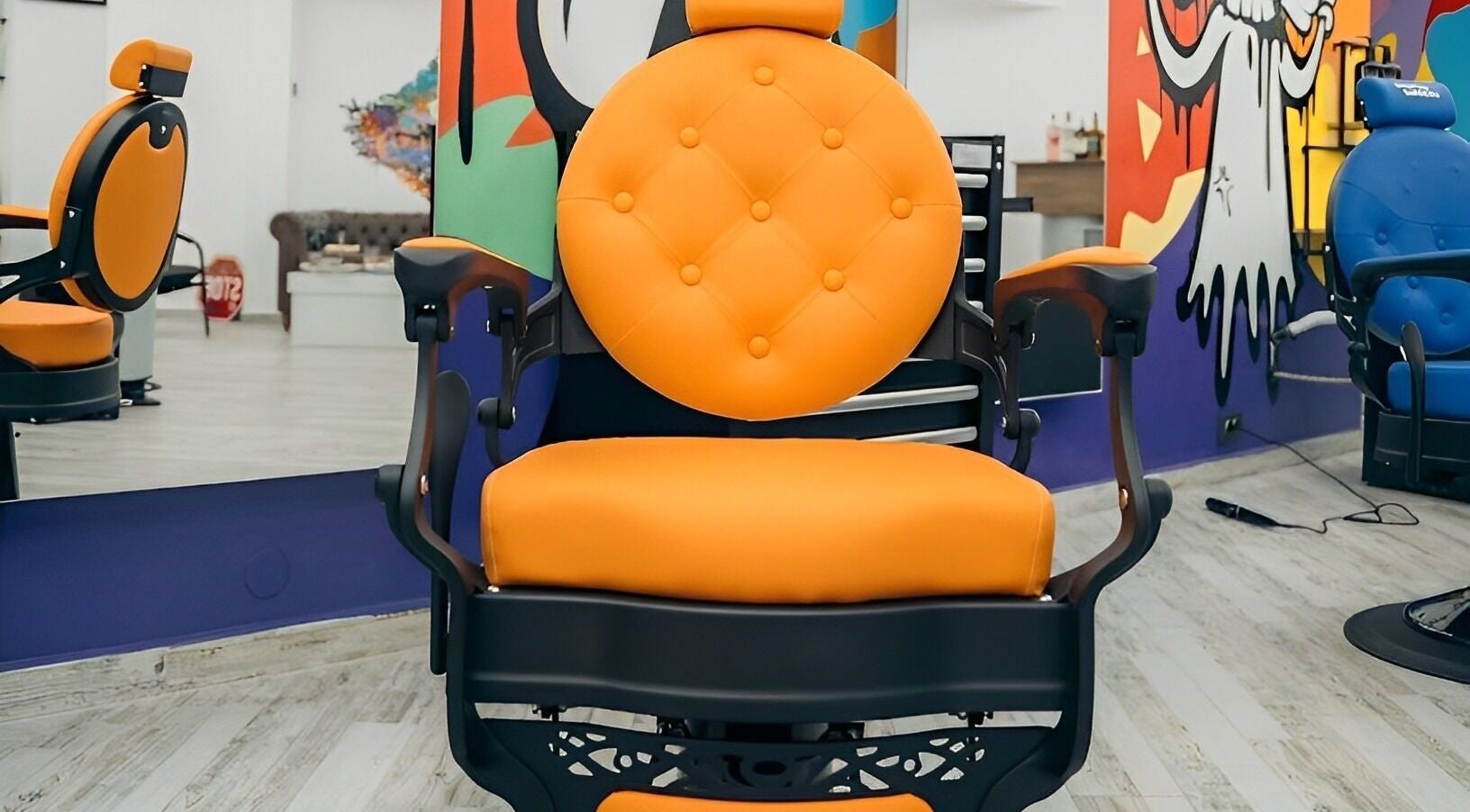 Модерен оранжев бръснарски стол в Brutal Barbers Barbershop, Варна, Варна, BG. Цветна стена на фон.