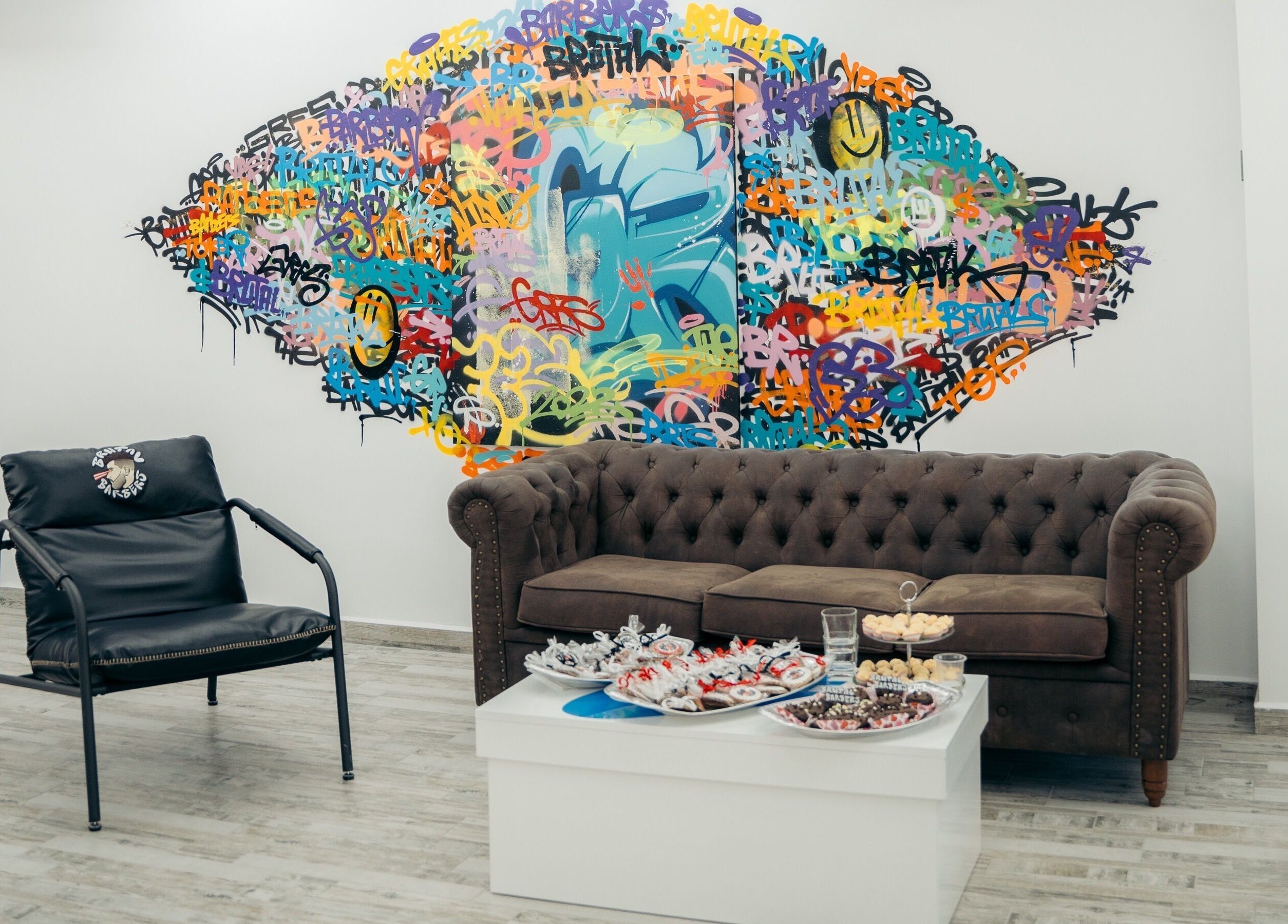 Модерен интериор с графити в Brutal Barbers Barbershop, Варна, Варна, БГ.
