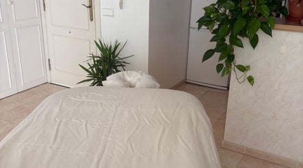 Sala de masajes en Masajes Carolina con plantas en Sant Josep De Sa Talaia, Illes Balears, ES.