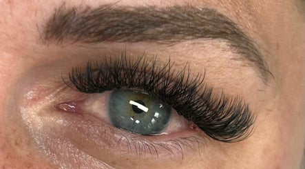 V lashes image 3