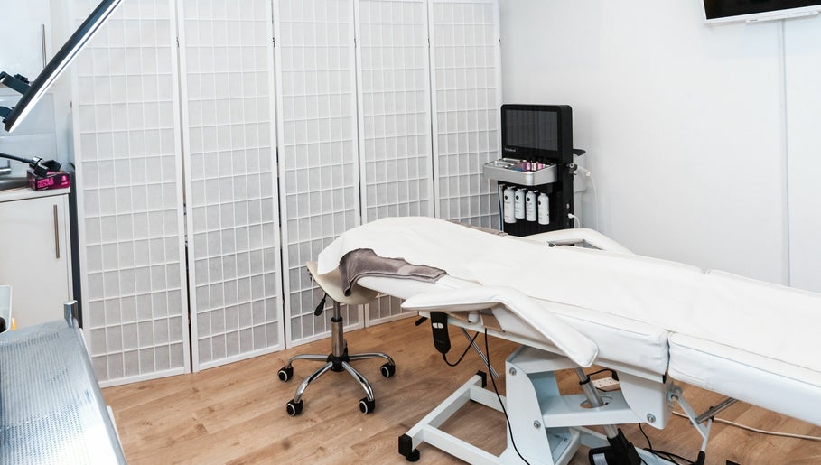 The Vanity Clinic, bild 1