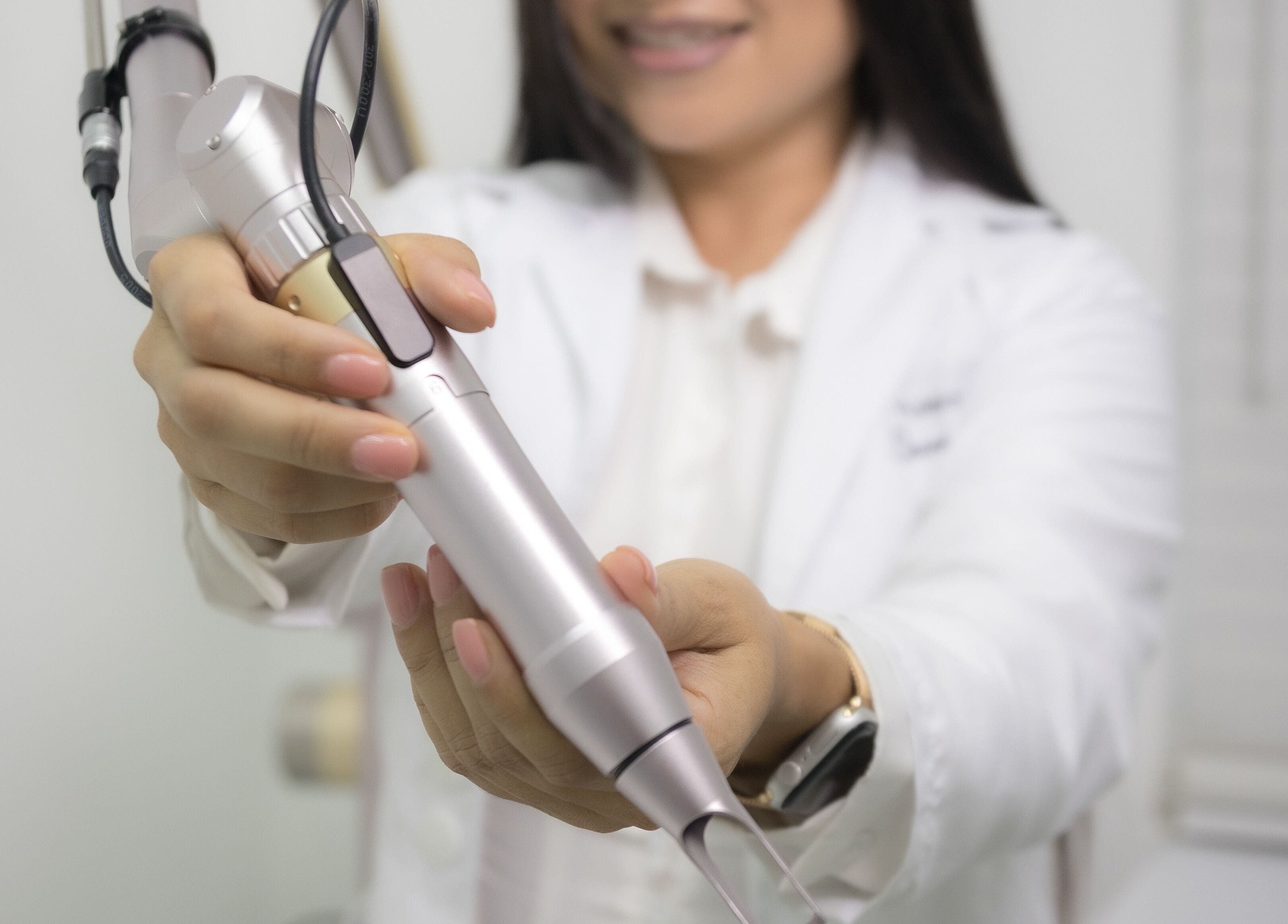 Profesional usando equipo láser en Caribbean laser hair removal, Kralendijk, Bonaire, BQ.