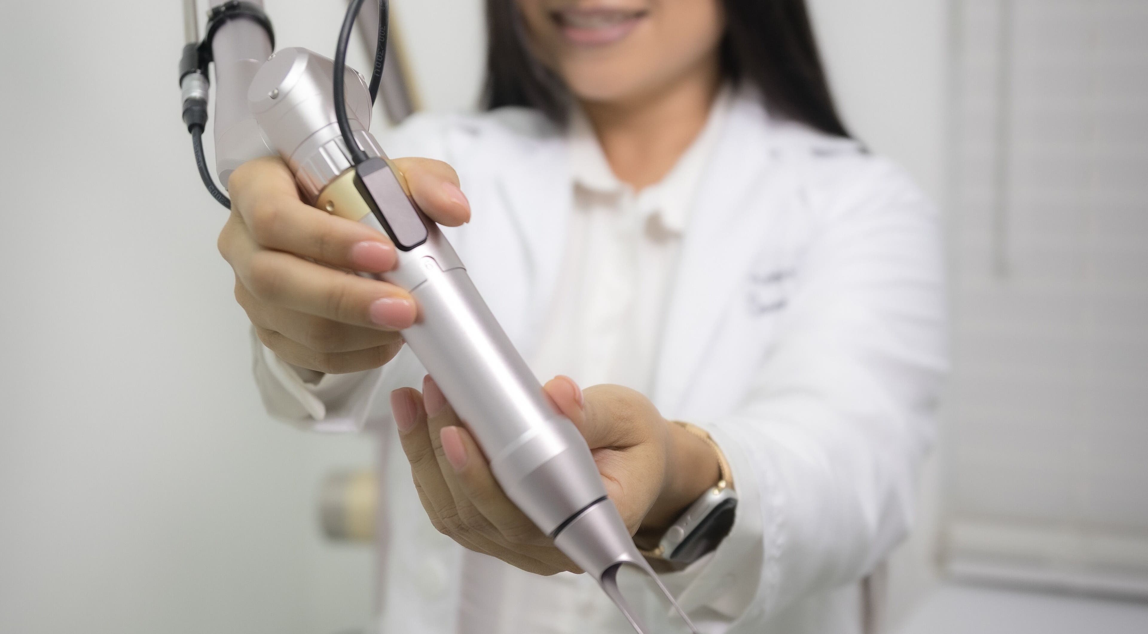 Profesional usando equipo láser en Caribbean laser hair removal, Kralendijk, Bonaire, BQ.