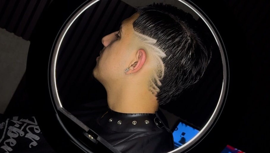 Moderner Haarschnitt bei Razorhood in Bern, Bern, CH: Detailansicht eines kreativen Frisurdesigns.