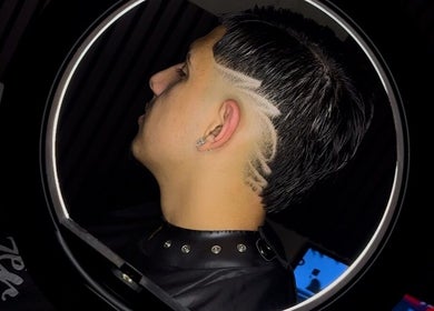 Moderner Haarschnitt bei Razorhood in Bern, Bern, CH: Detailansicht eines kreativen Frisurdesigns.