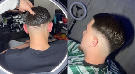 Moderner Männerhaarschnitt bei Razorhood, Bern, Bern, CH, mit stylischer Rasur.