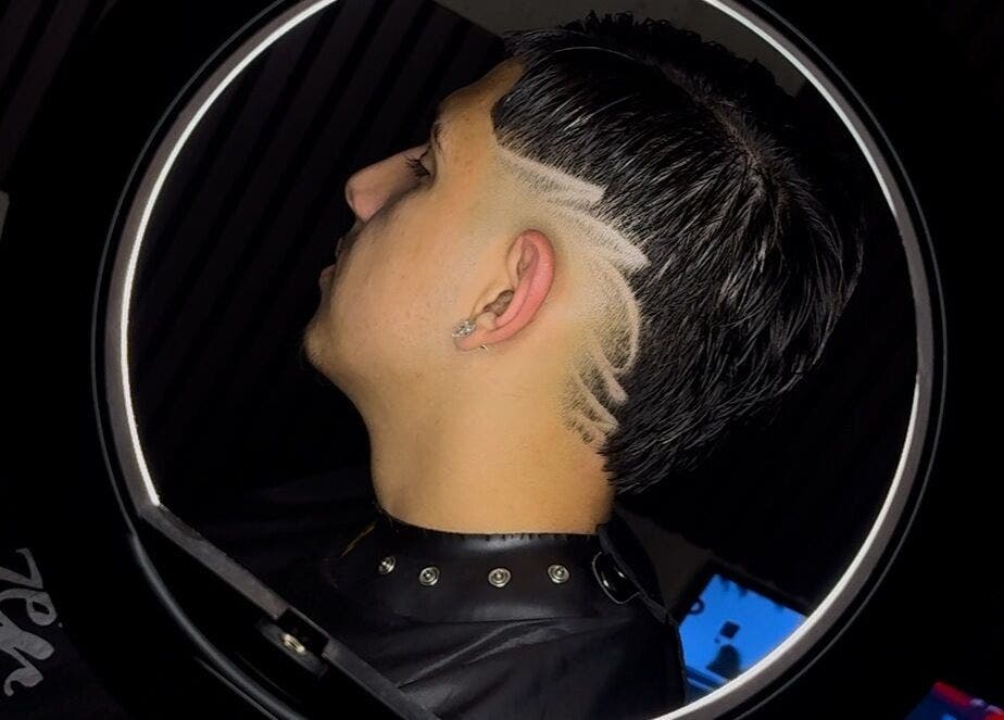 Moderne Herrenfrisur im Razorhood, Bern, Bern, CH mit präzisen Linien und trendigem Design.