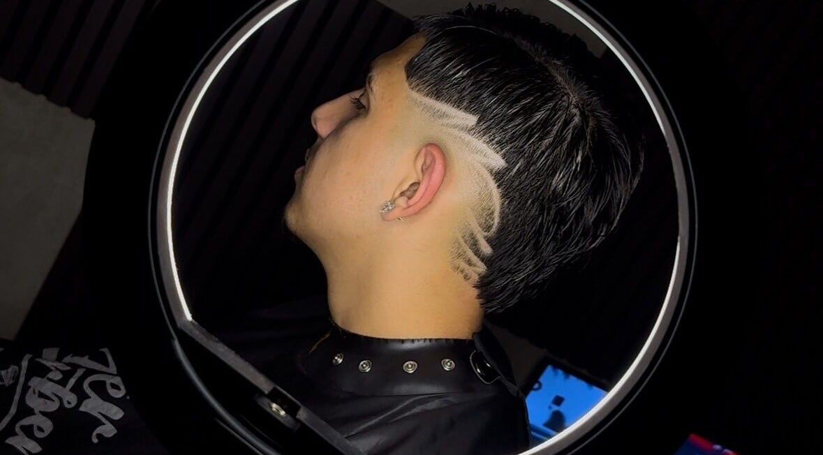 Moderne Herrenfrisur im Razorhood, Bern, Bern, CH mit präzisen Linien und trendigem Design.