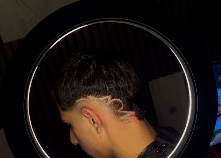 Detailaufnahme eines modernen Haarschnitts bei Razorhood in Bern, Bern, CH mit einzigartigem Design.