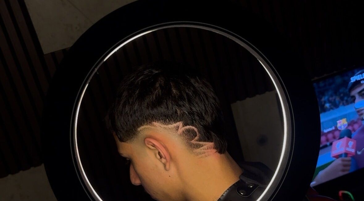 Detailaufnahme eines modernen Haarschnitts bei Razorhood in Bern, Bern, CH mit einzigartigem Design.