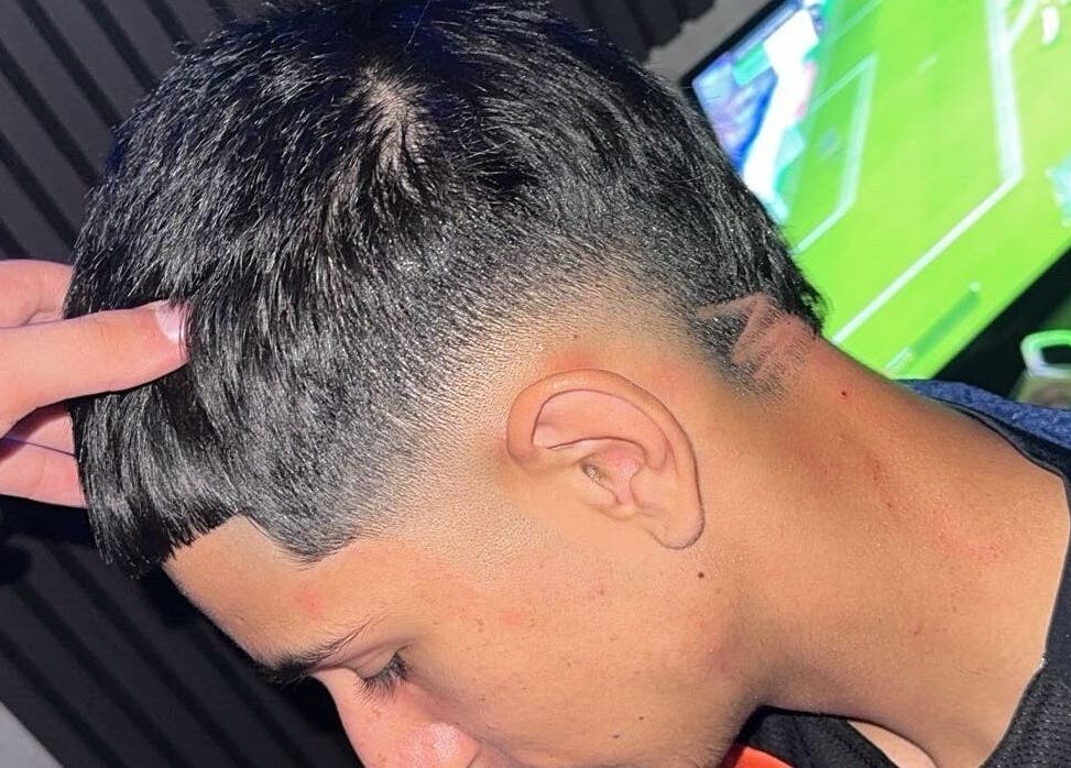 Moderner Haarschnitt bei Razorhood, Bern, Bern, CH. Perfekter Fade und Design für einen trendigen Look.