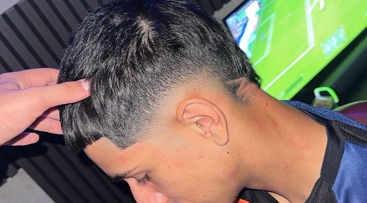 Moderner Haarschnitt bei Razorhood, Bern, Bern, CH. Perfekter Fade und Design für einen trendigen Look.