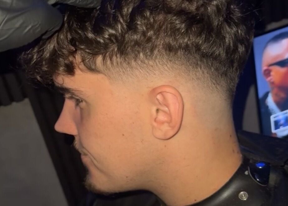 Moderner Haarschnitt bei Razorhood in Bern, Bern, CH. Elegantes Fade für trendbewusste Kunden.