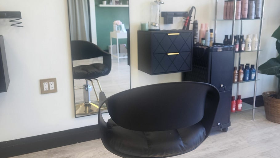 Christina's Hair Studio afbeelding 1